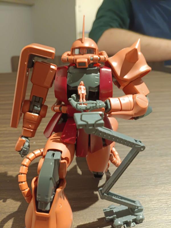 Master Grade 1/100 Char's Zaku II Version 2.0 photo review