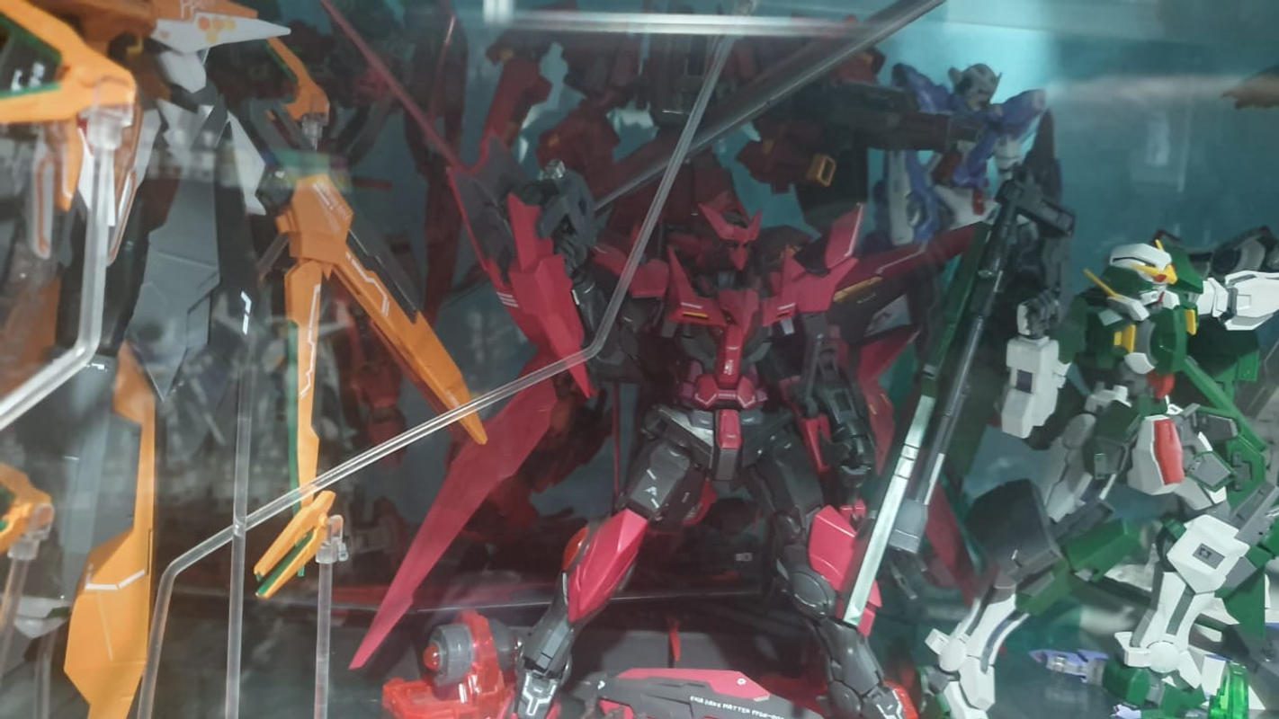1/100 Master Grade Gundam Exia Dark Matter photo review