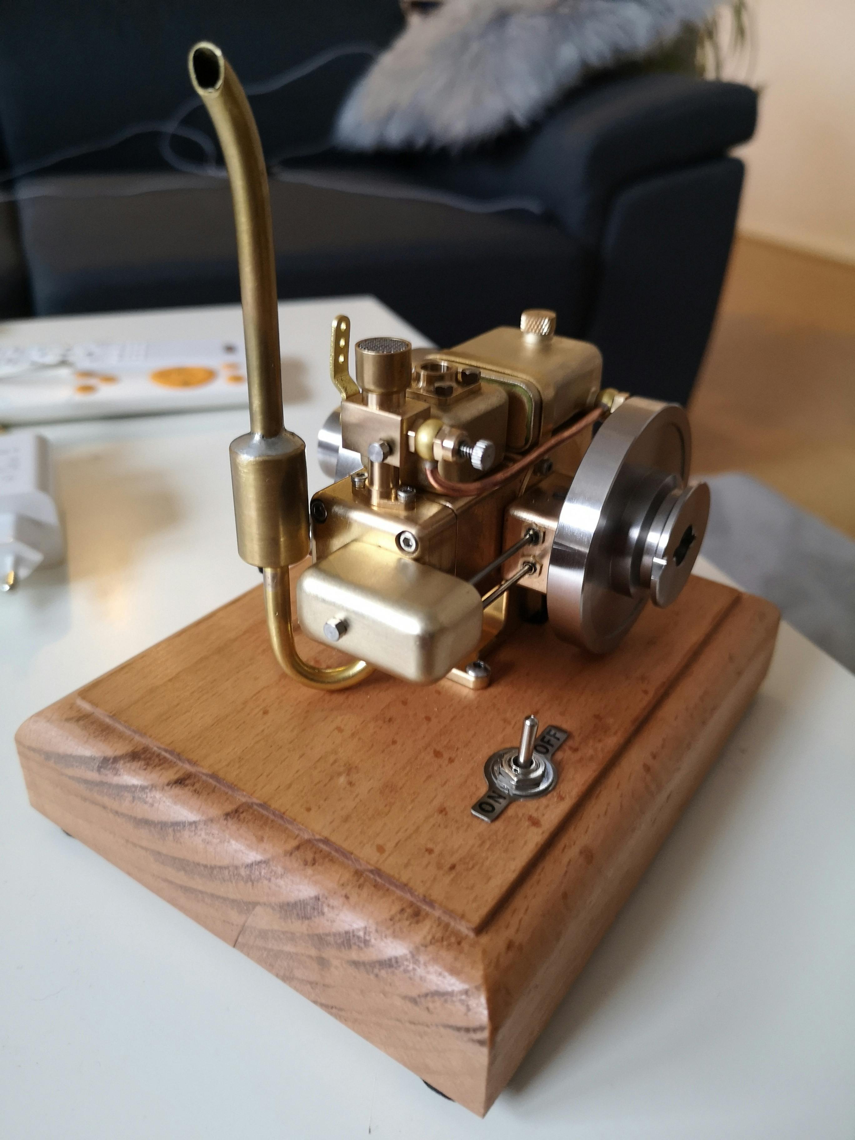 1.6cc Mini Retro Gas Engine: Water-Cooled, 4-Stroke Model for Display or Collection photo review