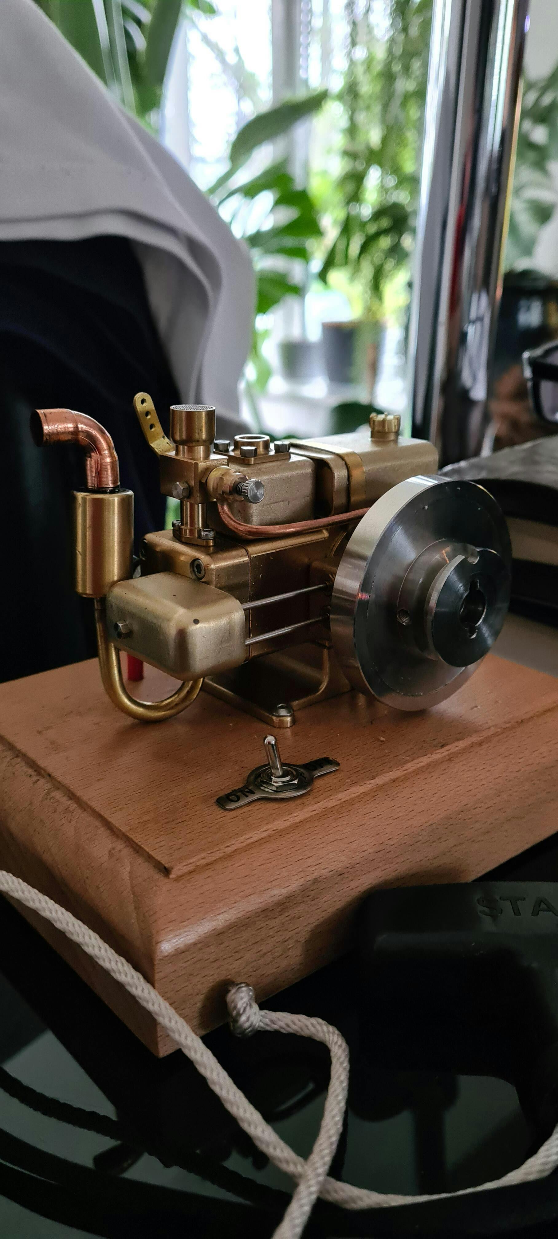 1.6cc Mini Retro Gas Engine: Water-Cooled, 4-Stroke Model for Display or Collection photo review